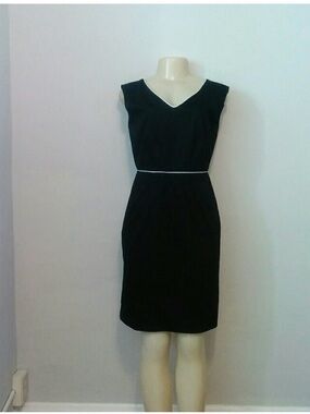 Classic Black Sleeveless Sheath Dress with Contrast Trim